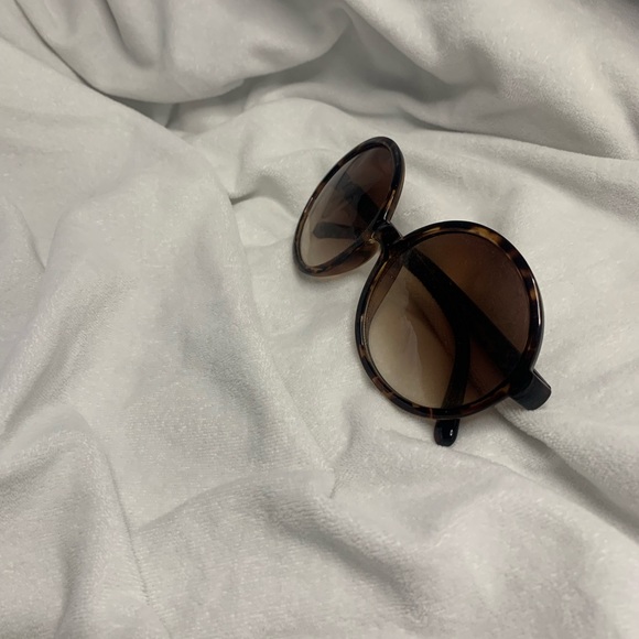 Round Retro Sunglasses - Picture 3 of 4